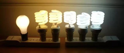 灯泡色温对比,左边低,右边高